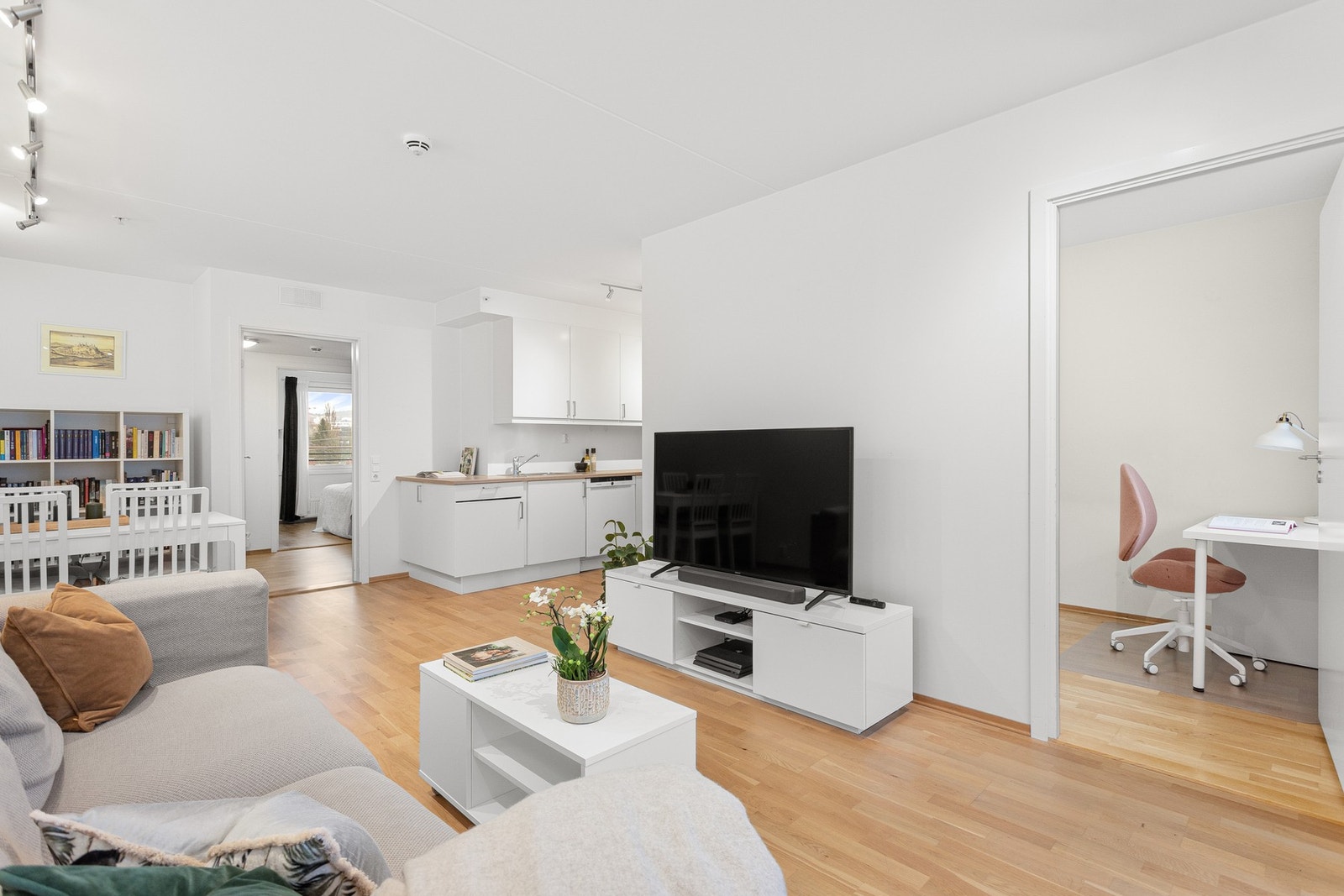 Oppholdsrommet har en fin planløsning i L-form med naturlige soner for plassering av møblement. Galleribilde