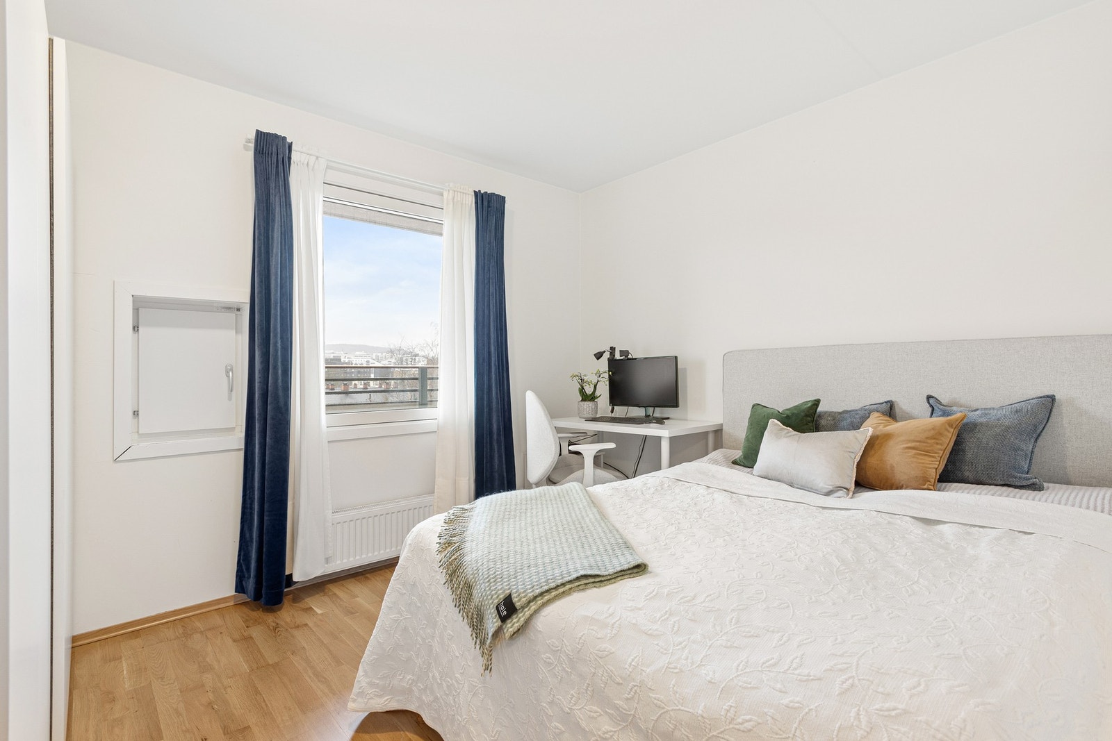 Hovedsoverommet er av god størrelse med blant annet plass til dobbeltseng og oppbevaringsløsninger. Galleribilde