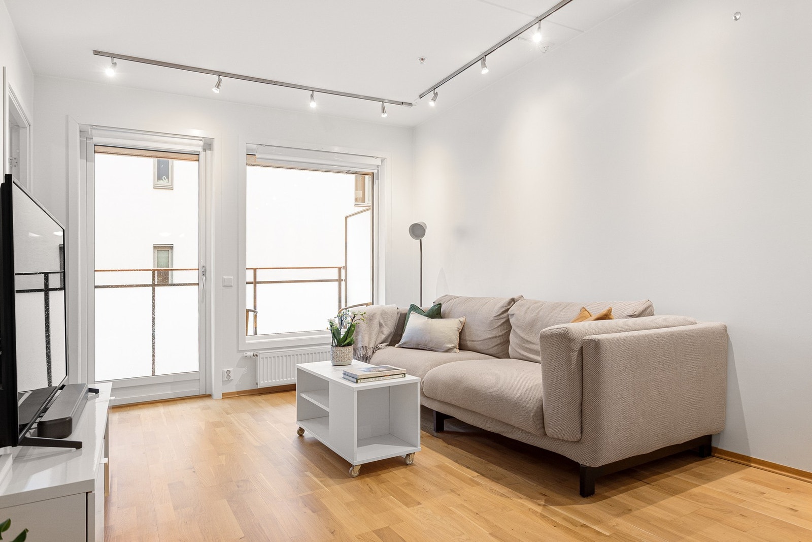 Innvendig får du et lyst oppholdsrom med malte overflater og parkett på gulv. Galleribilde