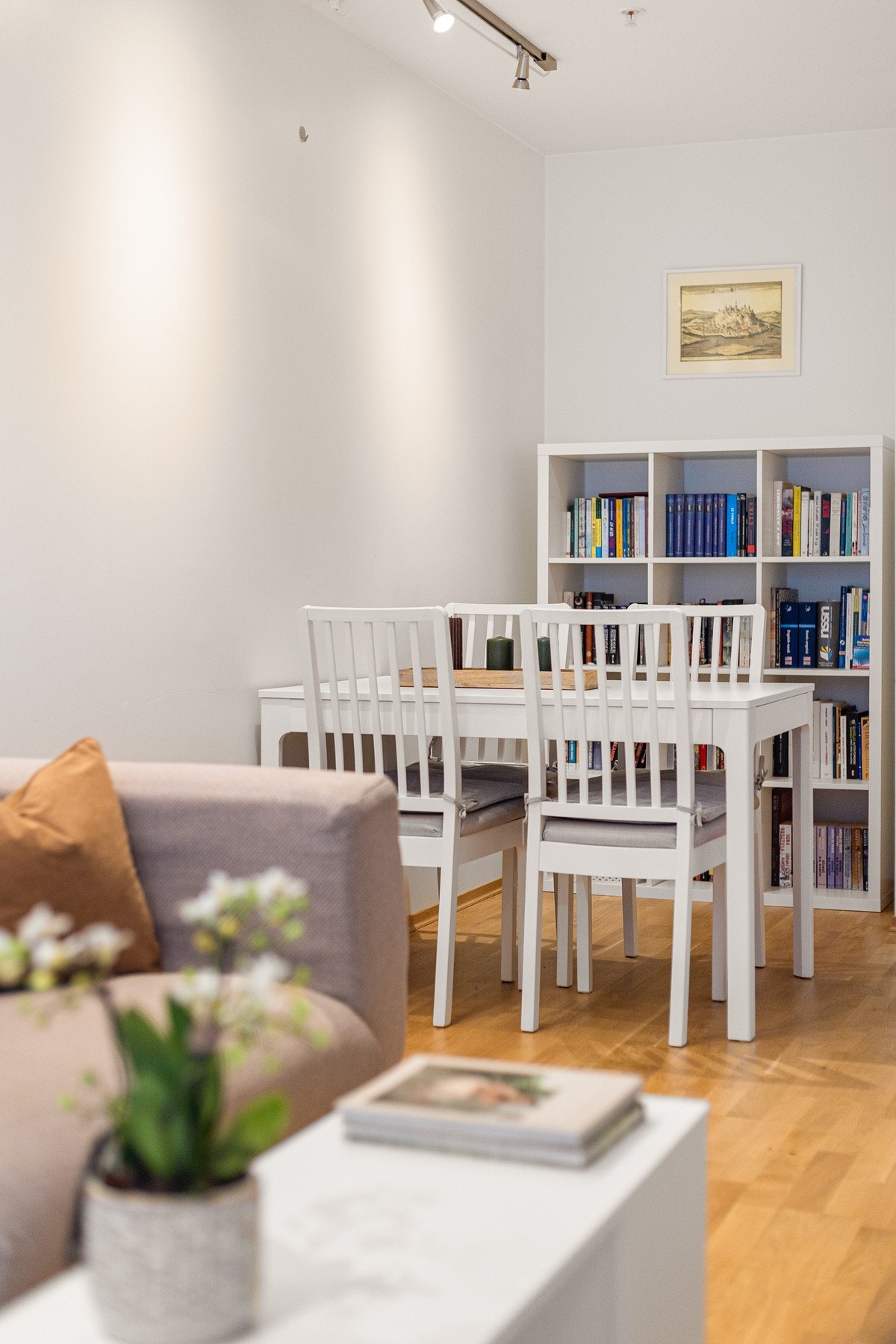 Inviter til hyggelige sammenkomster og gode middager. Galleribilde