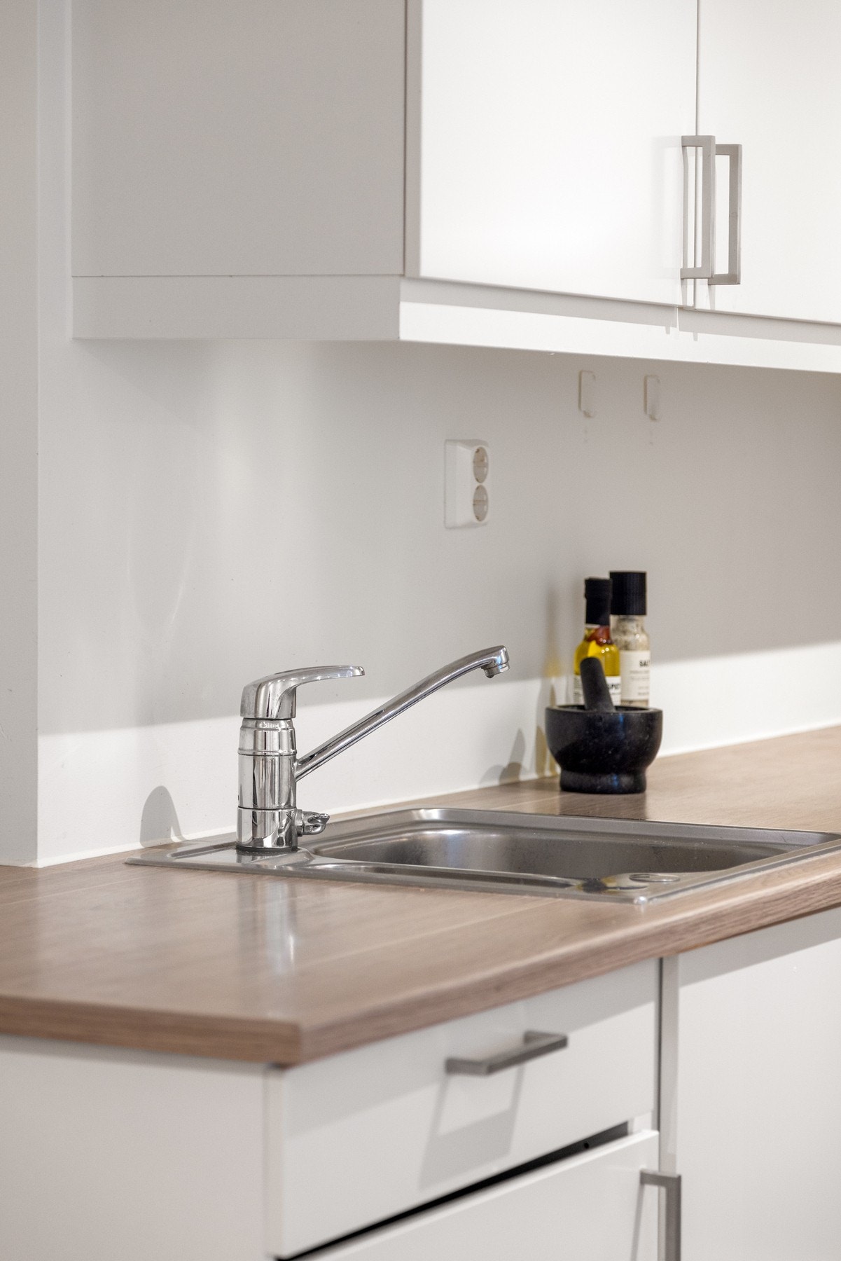 Det er montert belysning og stikkontakter under overskap. Galleribilde