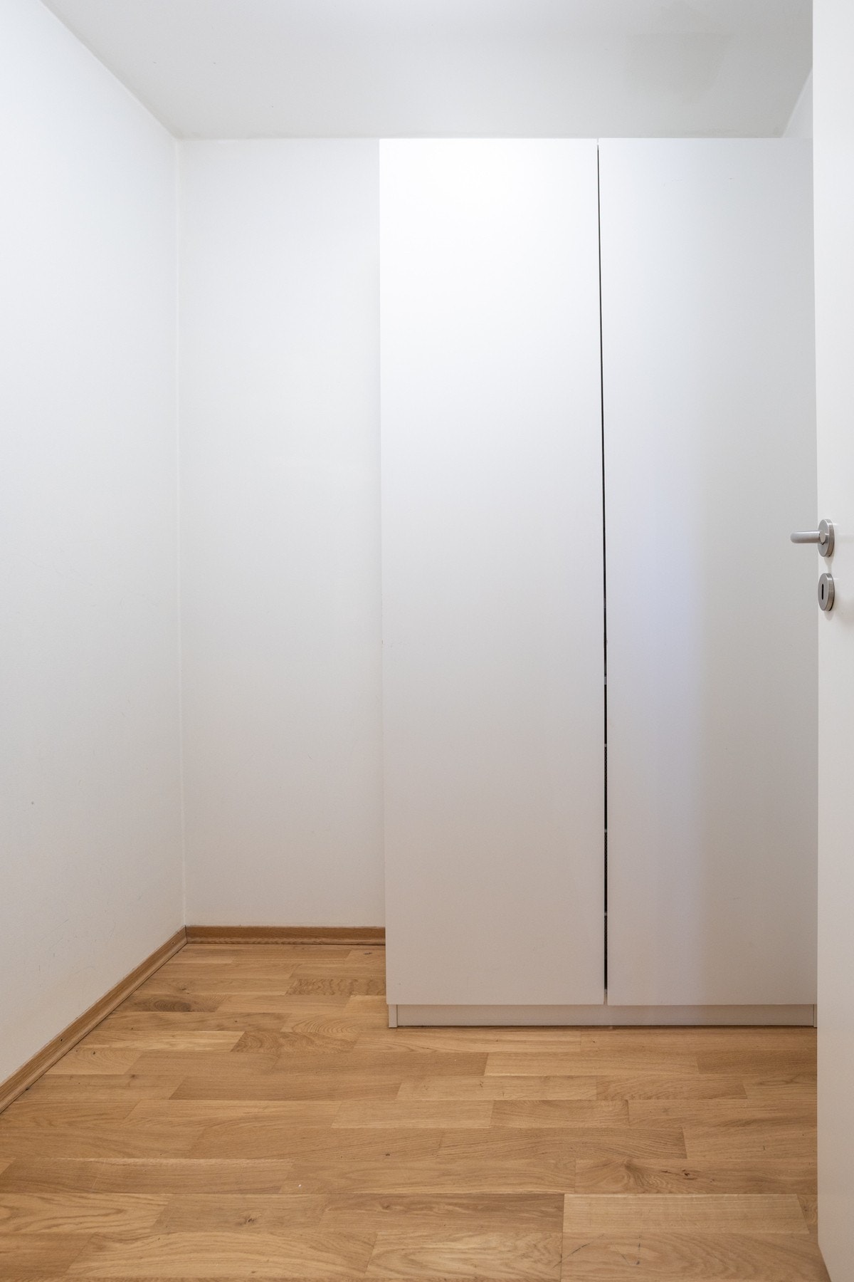 Praktisk innvendig bod tilknyttet entréen som kan benyttes for ytterligere garderobeplass. Skapet følger. Galleribilde