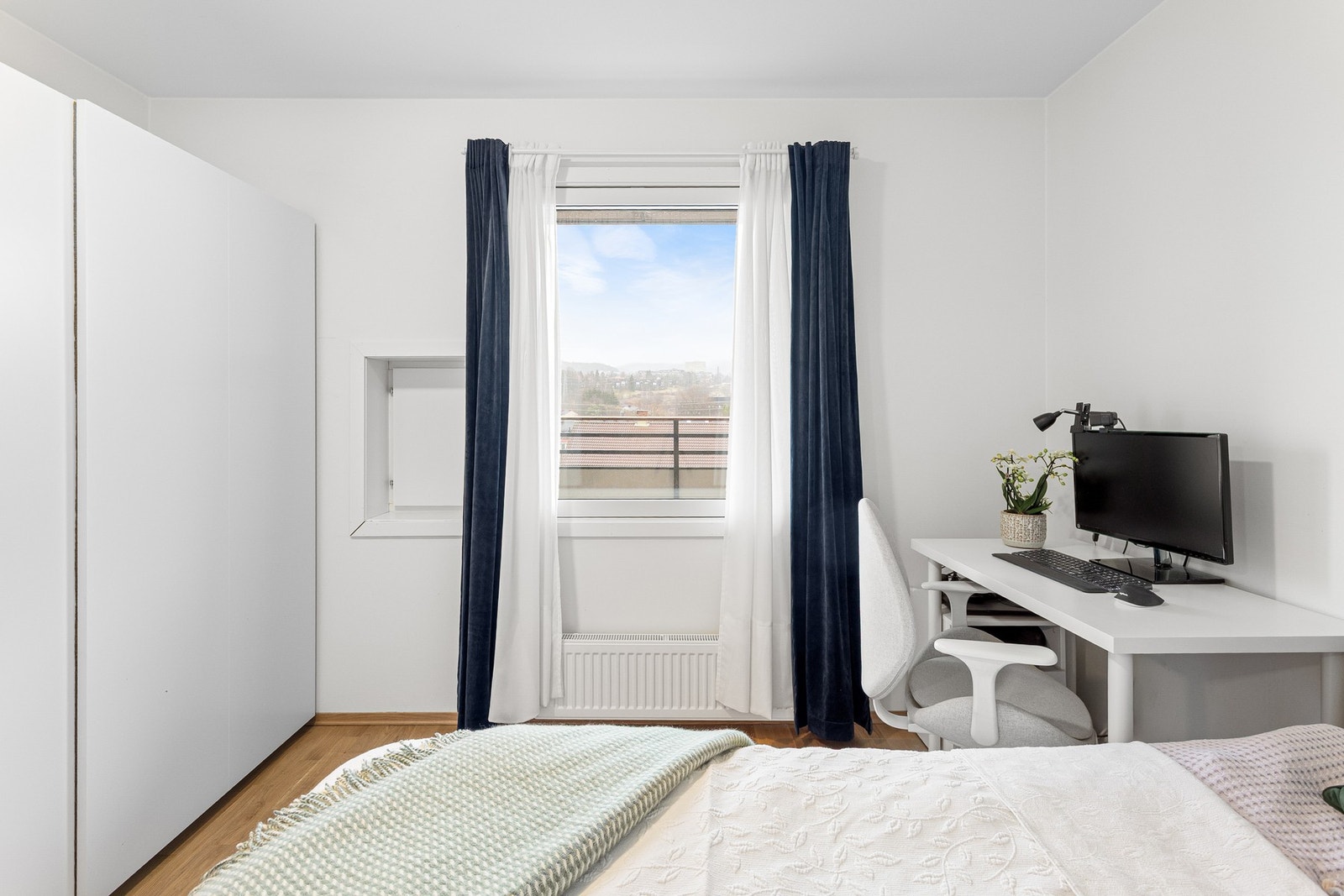 Romslig skyvedørsgarderobe gir godt med lagring og blir stående. Galleribilde