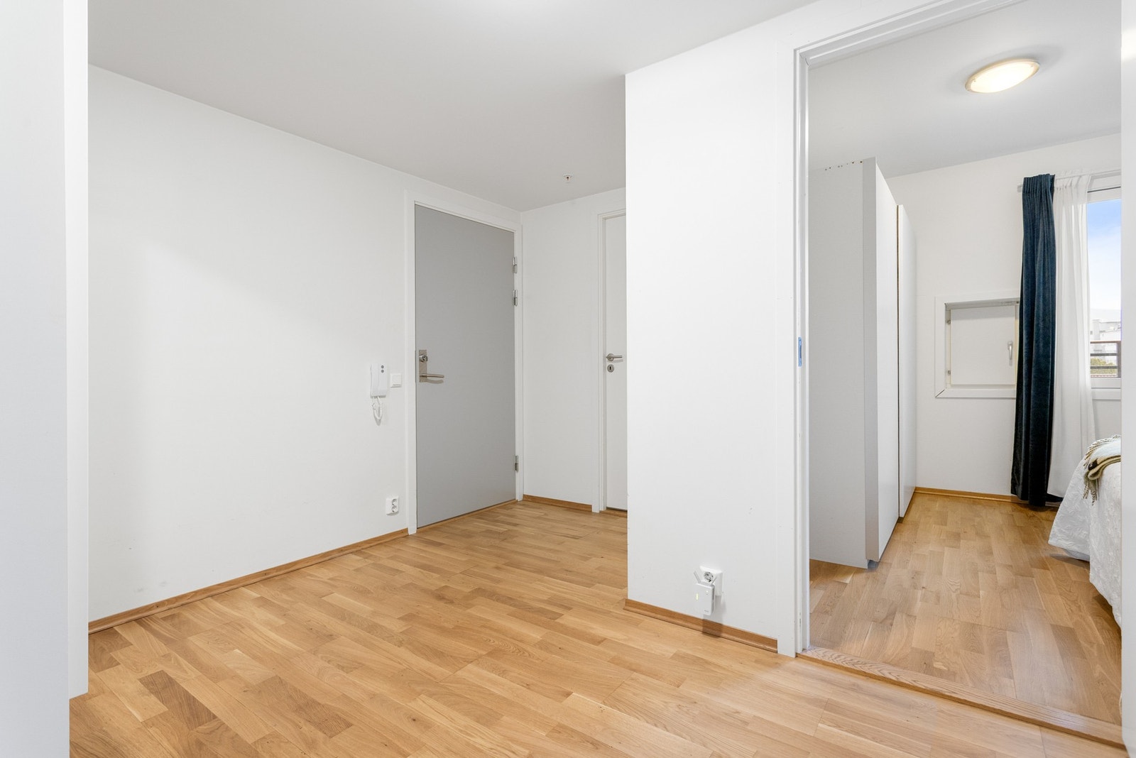 Lys og romslig entré gir godt med plass for blant annet knaggrekker, speil og kommode. Galleribilde