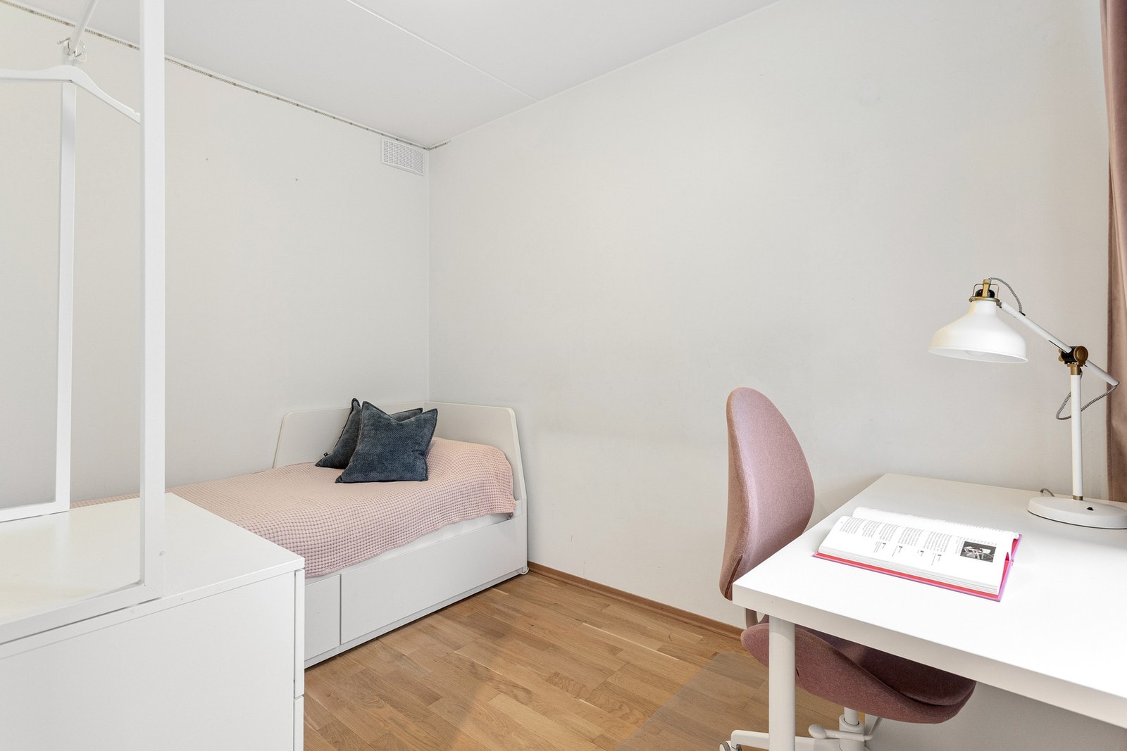 Soverom to er plassert innenfor stuen og byr på plass til seng, skrivepult og garderobeløsning. Galleribilde