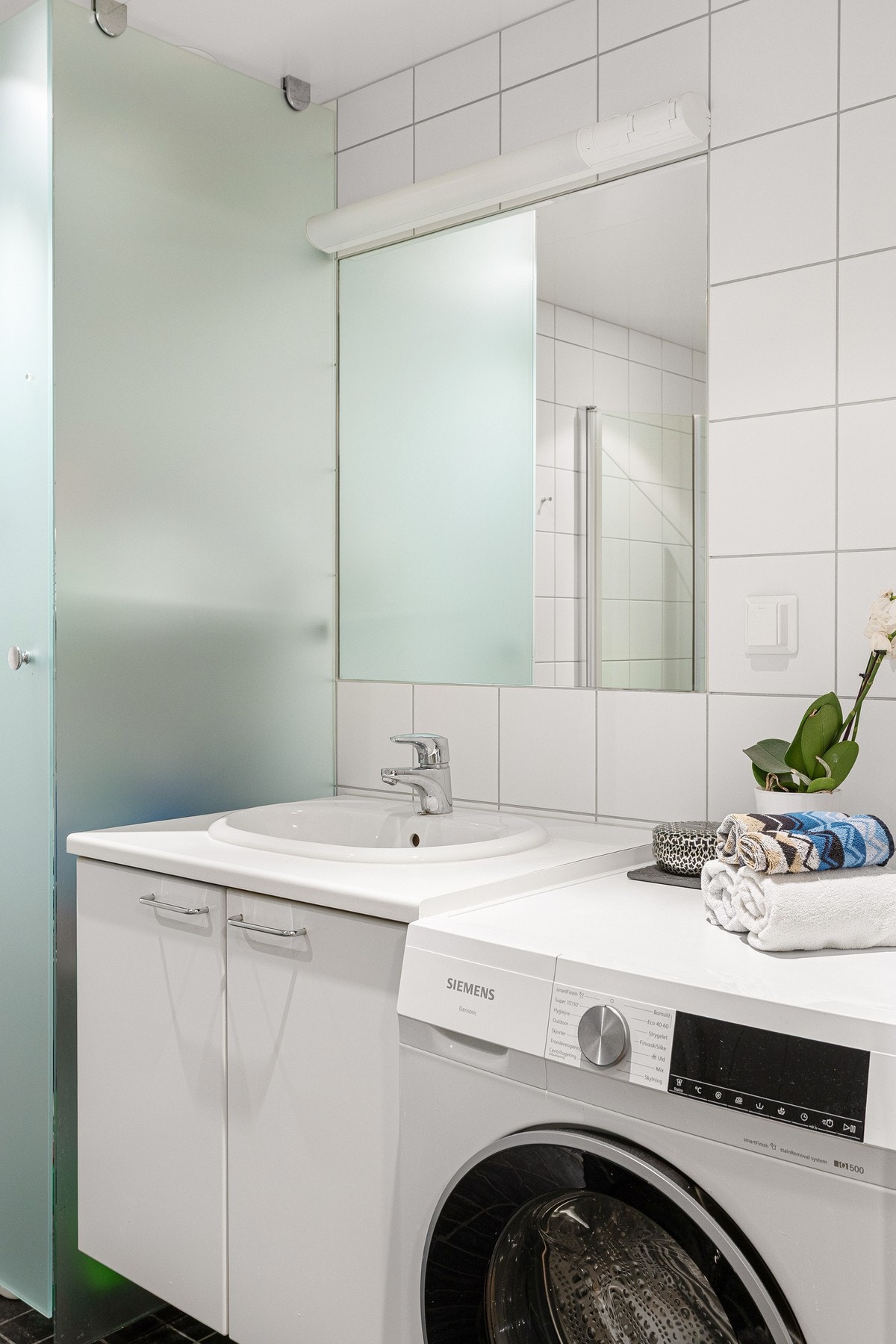 Innredningen består av servant på underskap, speil med overbelysning og toalett. Galleribilde