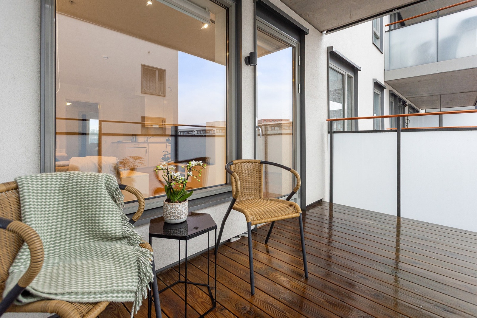 Dette er en lys og moderne 3-roms leilighet beliggende i byggets 4. etasje med heisadkomst. Galleribilde