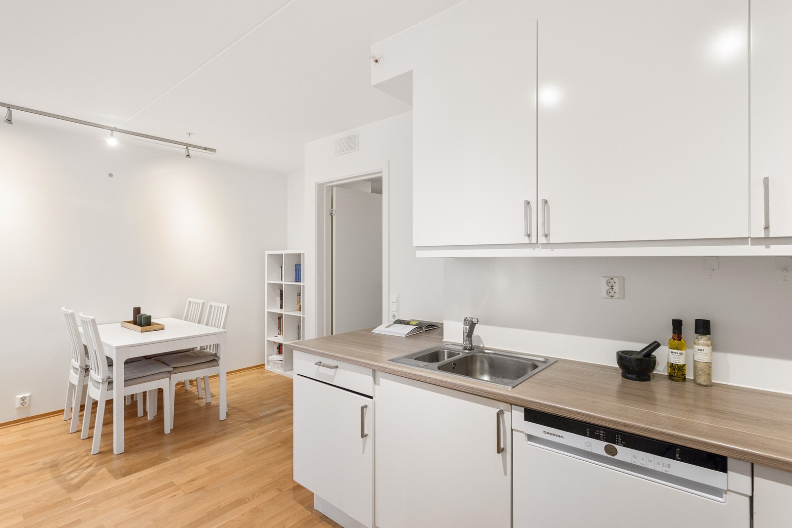 Alle hvitevarer på kjøkken medfølger. Galleribilde