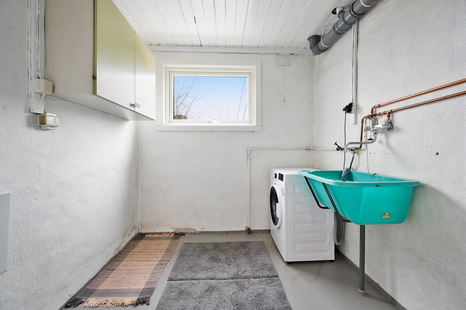 Vaskerom - Opplegg for vaskemaskin (Vaskemaskin medfølger ikke), utslagsvask, veggskap. Galleribilde