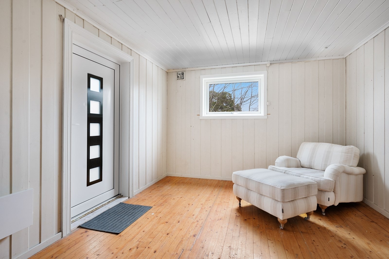 Kjellerstue med egen inngang, ny dør.
Avviker fra bygningstegning, er der oppgitt som ikke utgravd. Godkjennelse foreligger ikke. Galleribilde