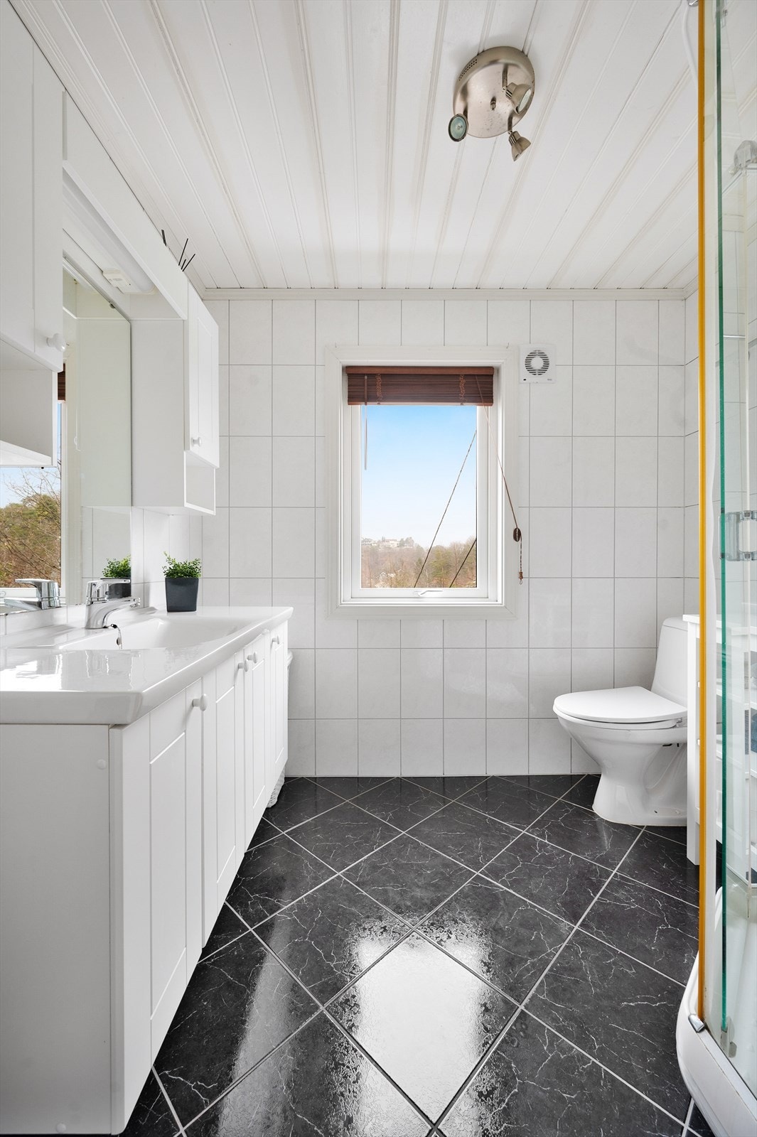 Bad/wc - Dusjkabinett, hvit baderomsinnredning med heldekkende servant, klosett, avtrekk. Varmekabler i gulv. Oppusset i 2010. Galleribilde