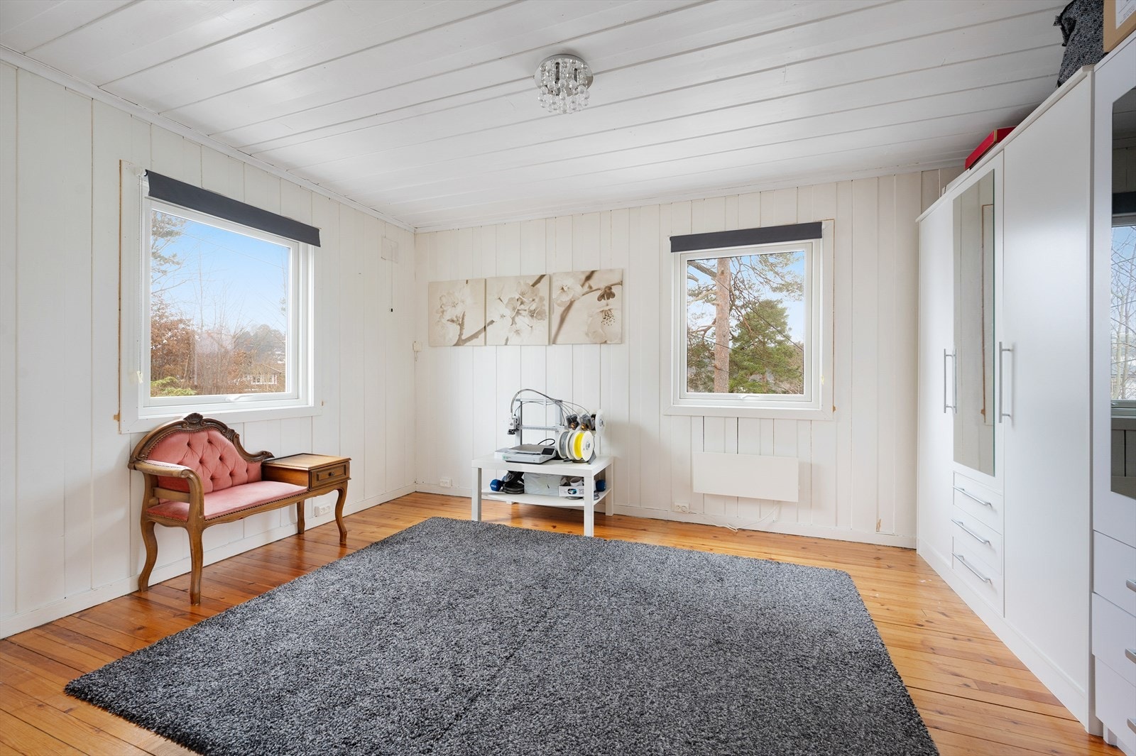 Soverom 1 - garderobeskap og plassbygd skap. Galleribilde