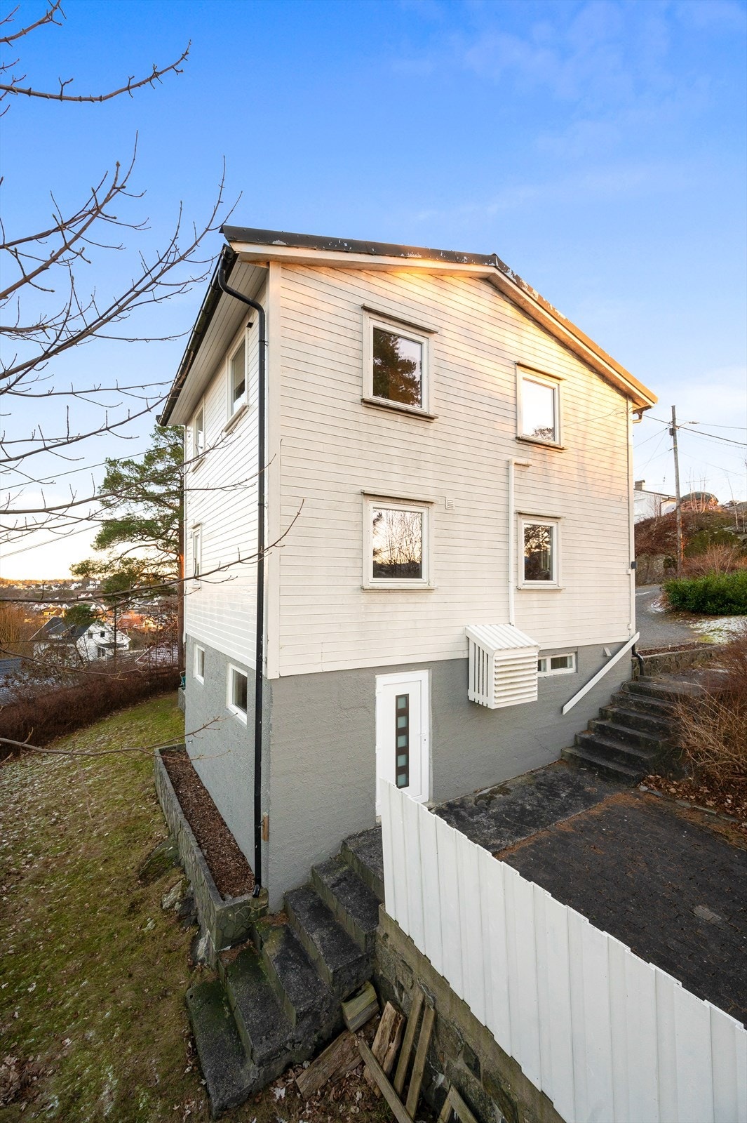 Uteplass og inngang til underetasjen Galleribilde