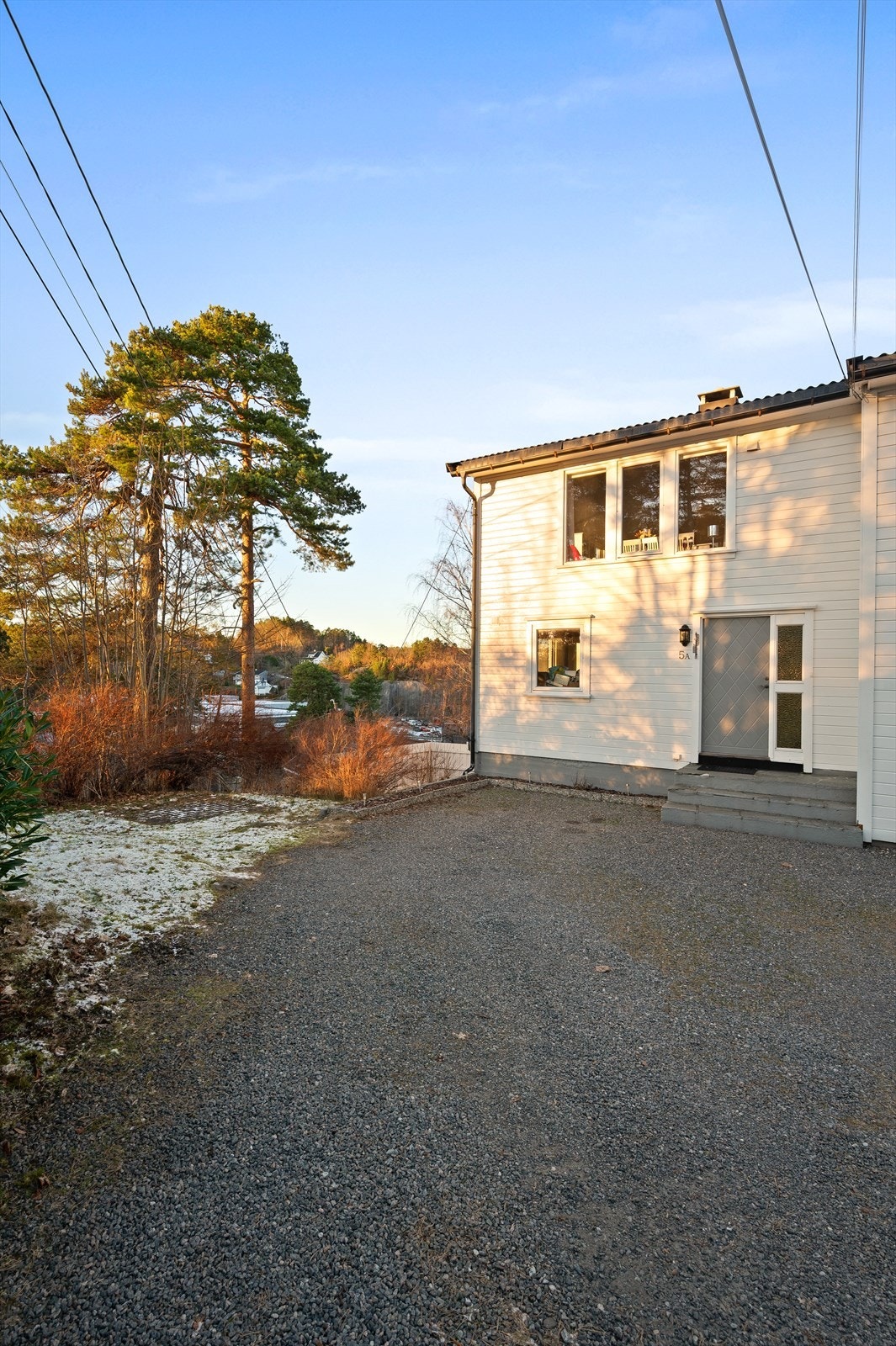Skauveiåsen 5A - plass til biloppstilling foran inngang til boligen. Galleribilde