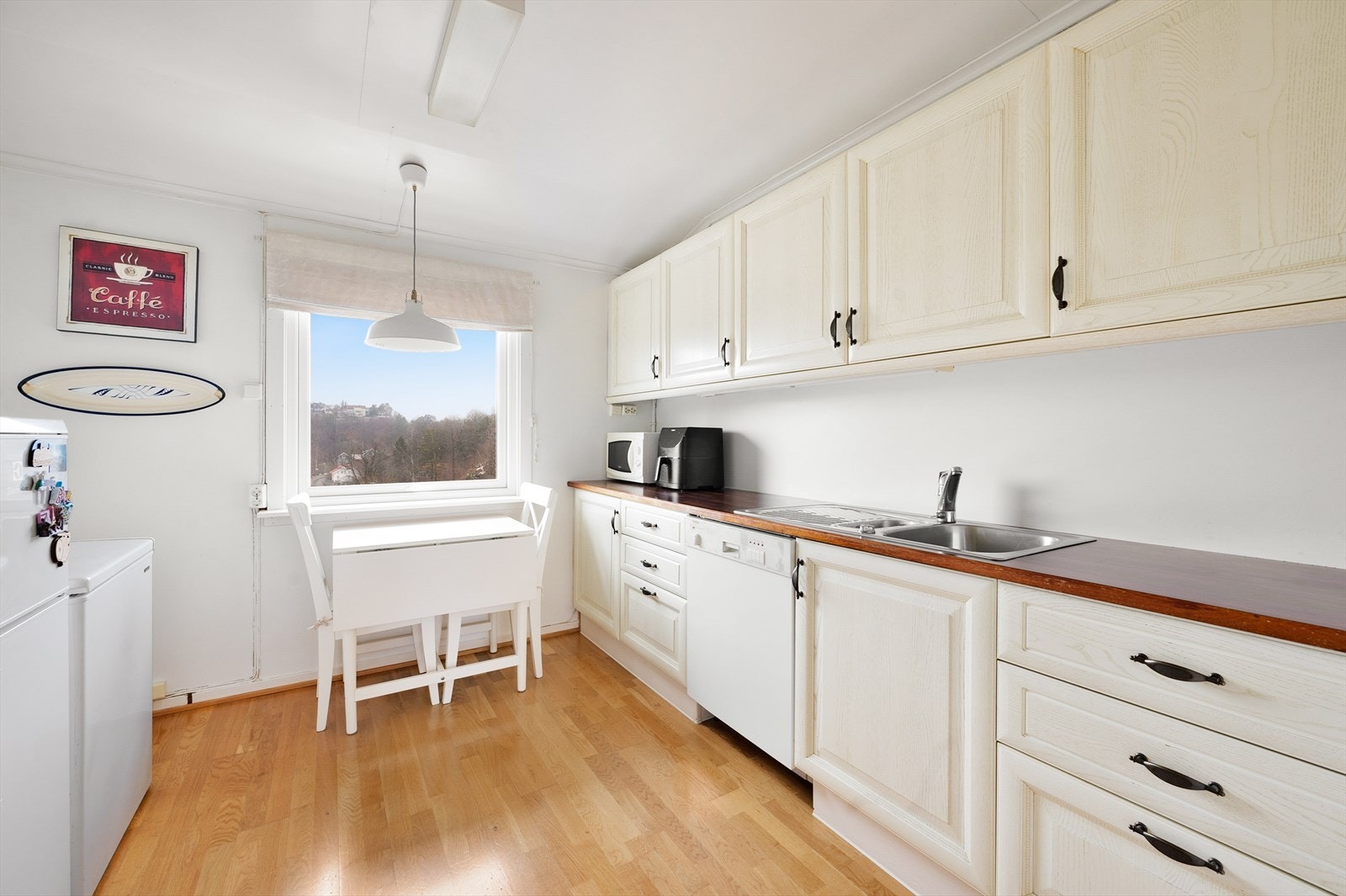 Kjøkkeninnredning fra 2005 med lyse profilerte fronter.
Hvitevarer kan medfølge etter avtale. Galleribilde