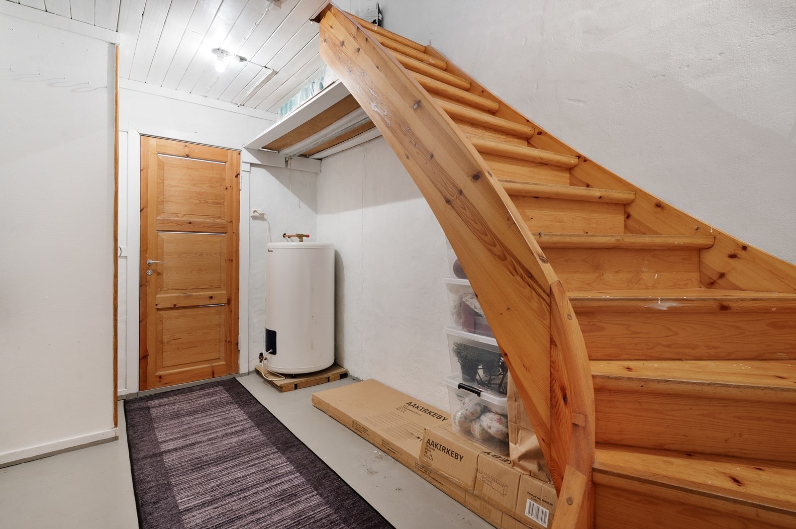 Gang i underetasje med trapp fra 1.etasje. Høiax bereder. Kott. Galleribilde