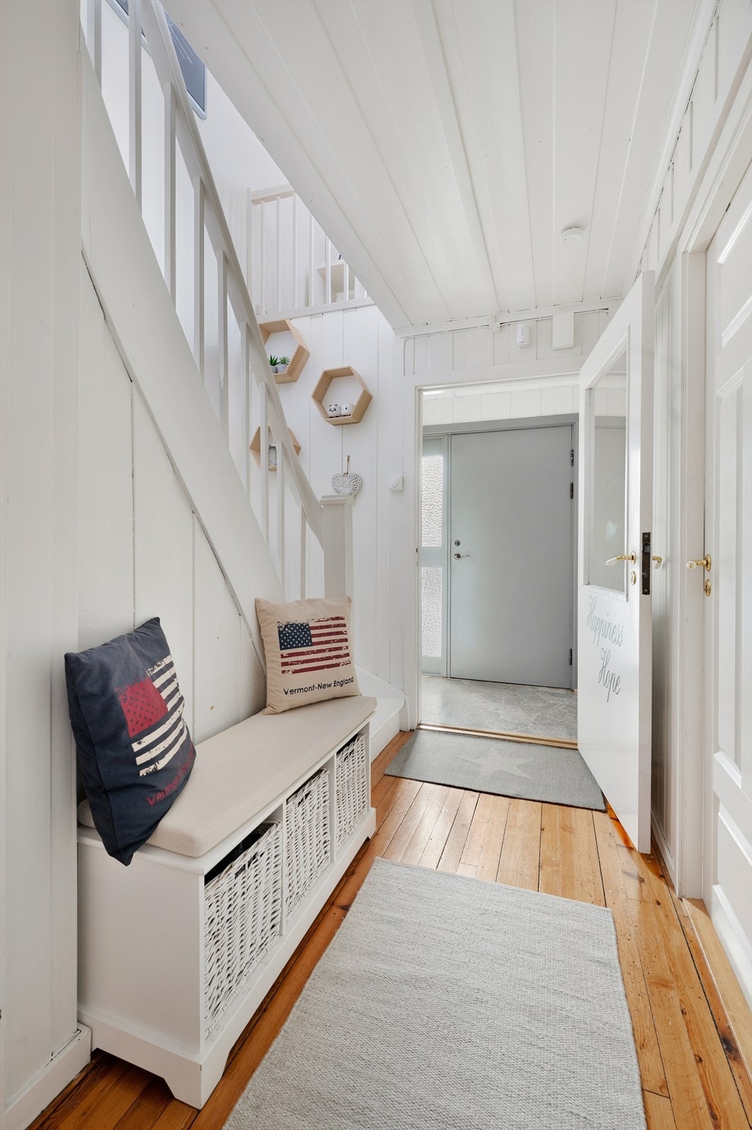 Gang med trapp til 2.etasje. Galleribilde