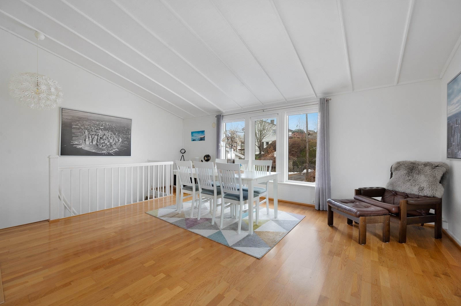 Stue i 2.etasje med trapp fra 1.etasje Galleribilde