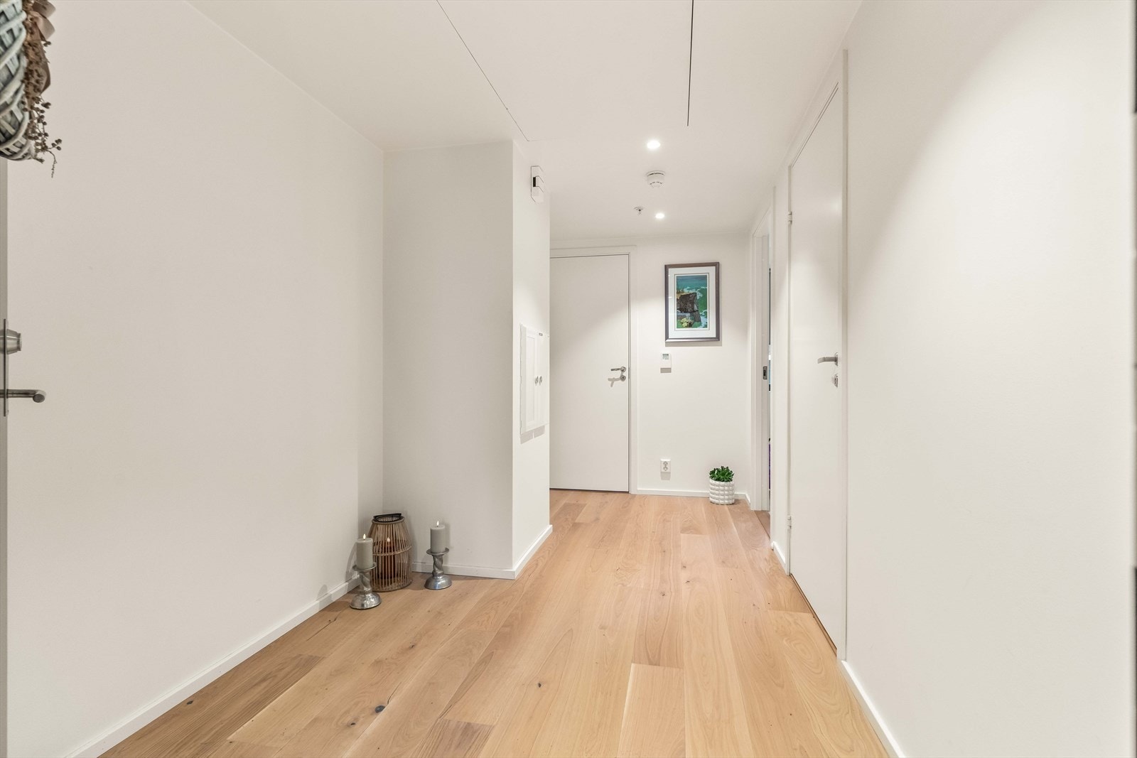 Entréen leder deg inn i leiligheten, hvor gjennomgående 1-stavs parkett setter en elegant standard. Galleribilde