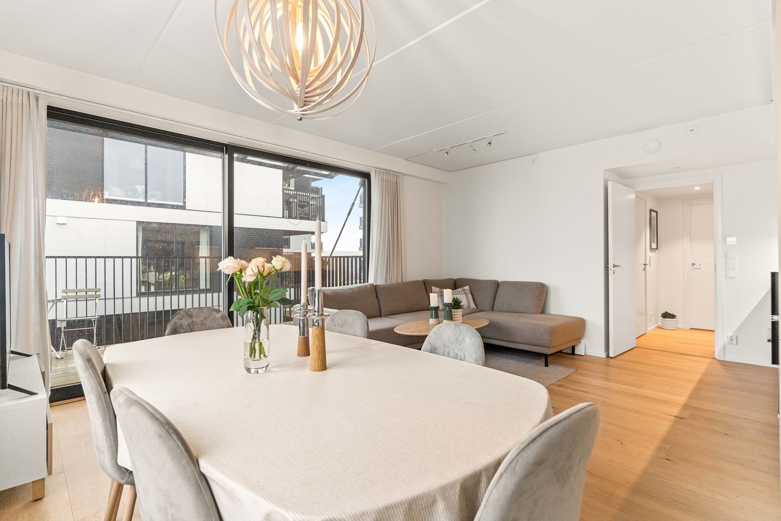 Fra stuen er det direkte utgang til balkongen, som blir en naturlig forlengelse av rommet. Galleribilde