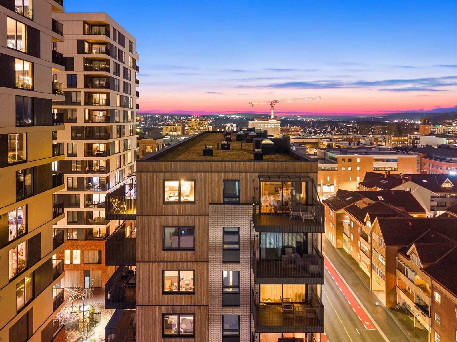 Som beboer har du tilgang til en felles takhage og heisadkomst til alle etasjer, inkludert kjeller med egen bod på 4 m². Galleribilde