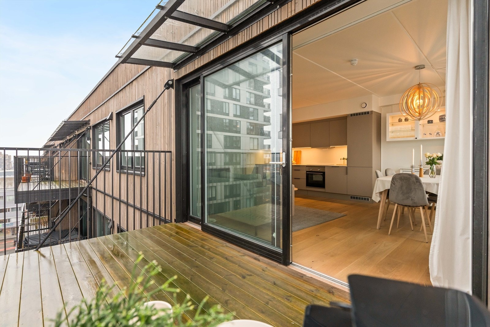 Den brede skyvedøren i glass visker ut skillet mellom inne og ute på varme dager. Galleribilde