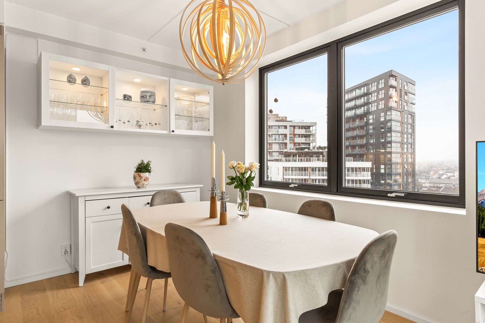 Store vindusflater og en takhøyde på cirka 2,56 meter gir en lys og luftig atmosfære i stuen. Galleribilde