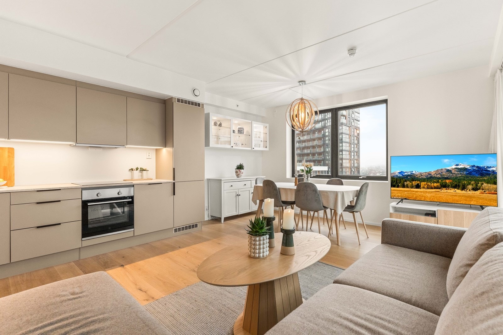 Åpen stue/ kjøkkenløsning som fremstår romslig og innbydende. Galleribilde