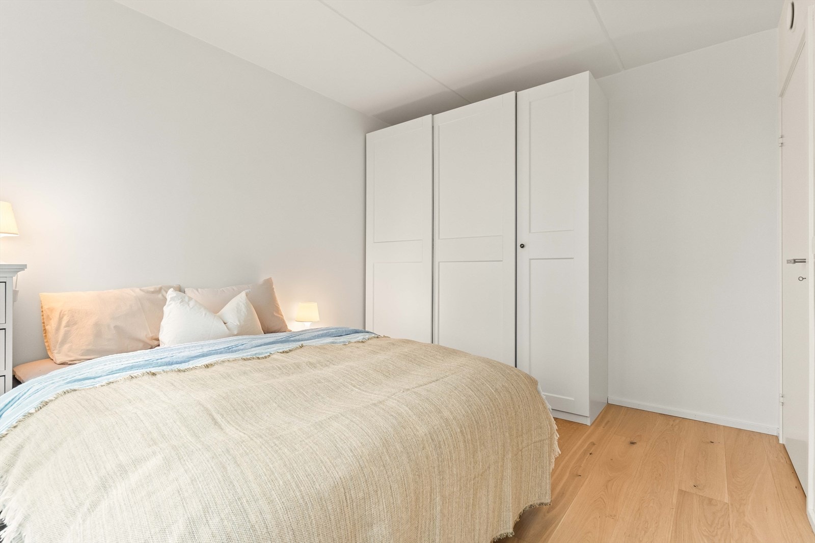 Rommet har 1-stavs parkett på gulvet og glatte, malte veggflater, som gir et rent og tidløst uttrykk. Galleribilde