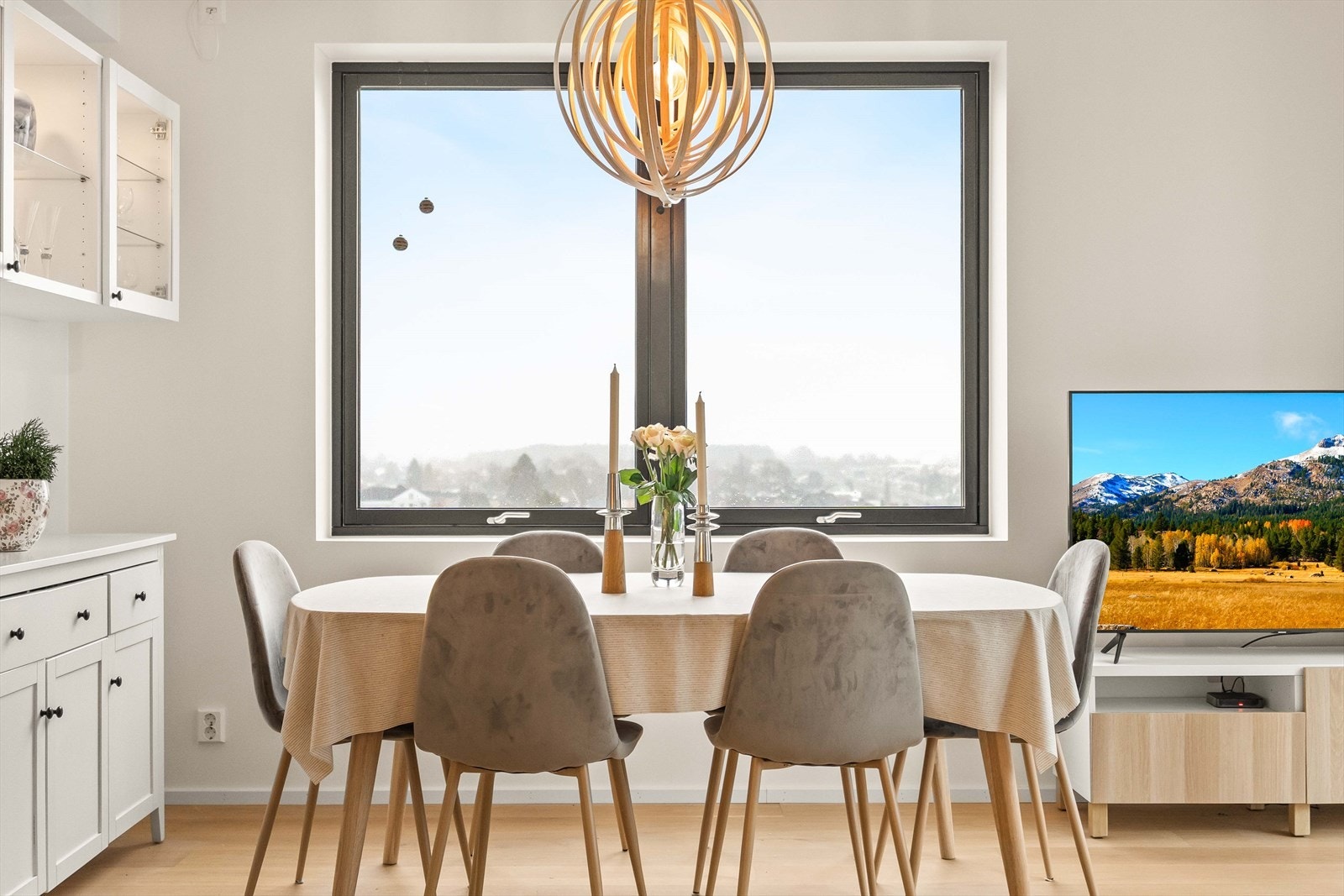 Den åpne løsningen gir god plass til en romslig spisegruppe ved vinduet. Galleribilde