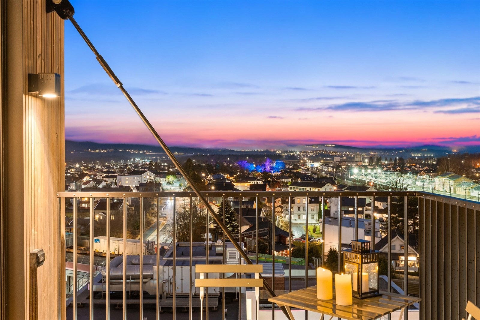 Beliggenheten er ideell for pendlere, med kun syv minutters gange til Lillestrøm stasjon, hvor toget tar deg til Oslo S på 22 minutter. Galleribilde