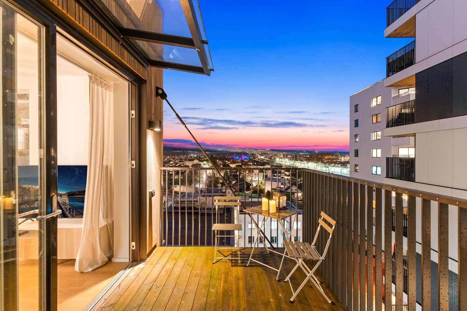 En perfekt plass for å trekke seg tilbake og nyte kveldsutsikten. Fra balkongen på 9,1 m² har du en flott utsikt over det urbane bymiljøet i Lillestrøm. Galleribilde