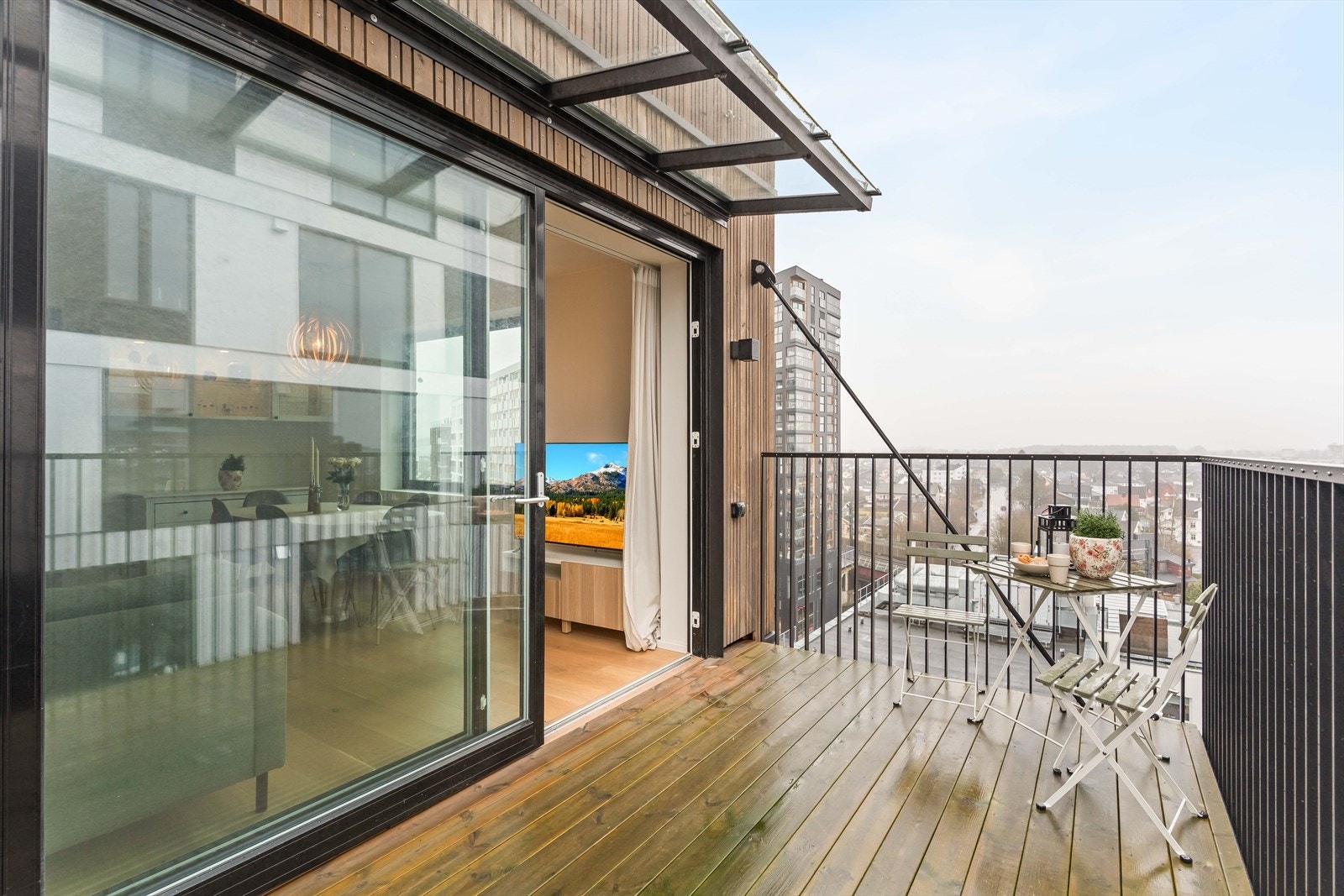 Balkongen har impregnert tregulv og et rekkverk i stål med en høyde på 1,21 meter. Galleribilde