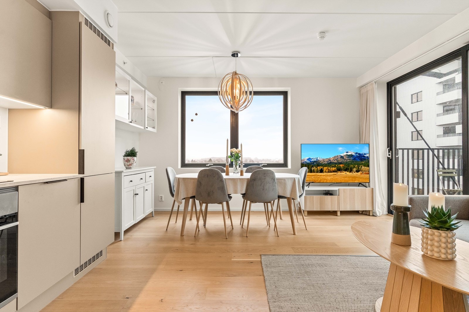 Leiligheten har balansert ventilasjon med mekanisk tilluft og avtrekk, som bidrar til et sunt og godt inneklima. Galleribilde