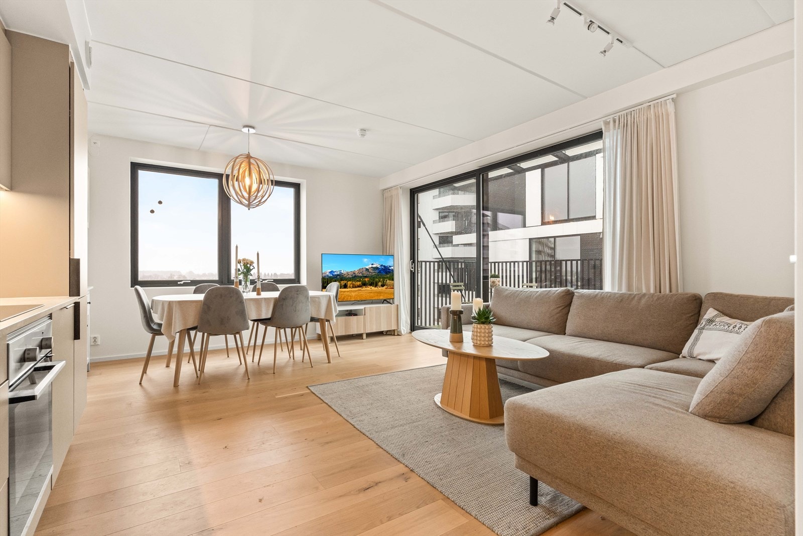 Den sosiale sonen er designet for fleksibilitet, med plass til både sofagruppe og spisebord. Galleribilde