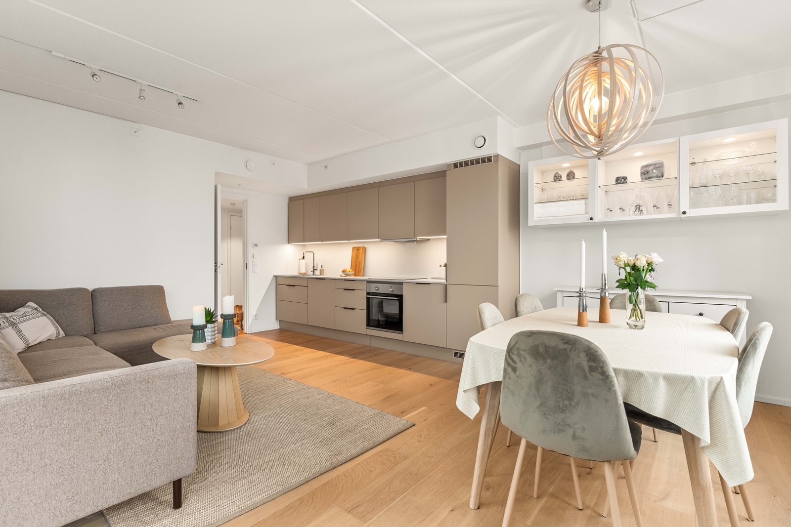 Gjennomgående materialvalg og en åpen planløsning skaper en helhetlig og moderne følelse. Galleribilde