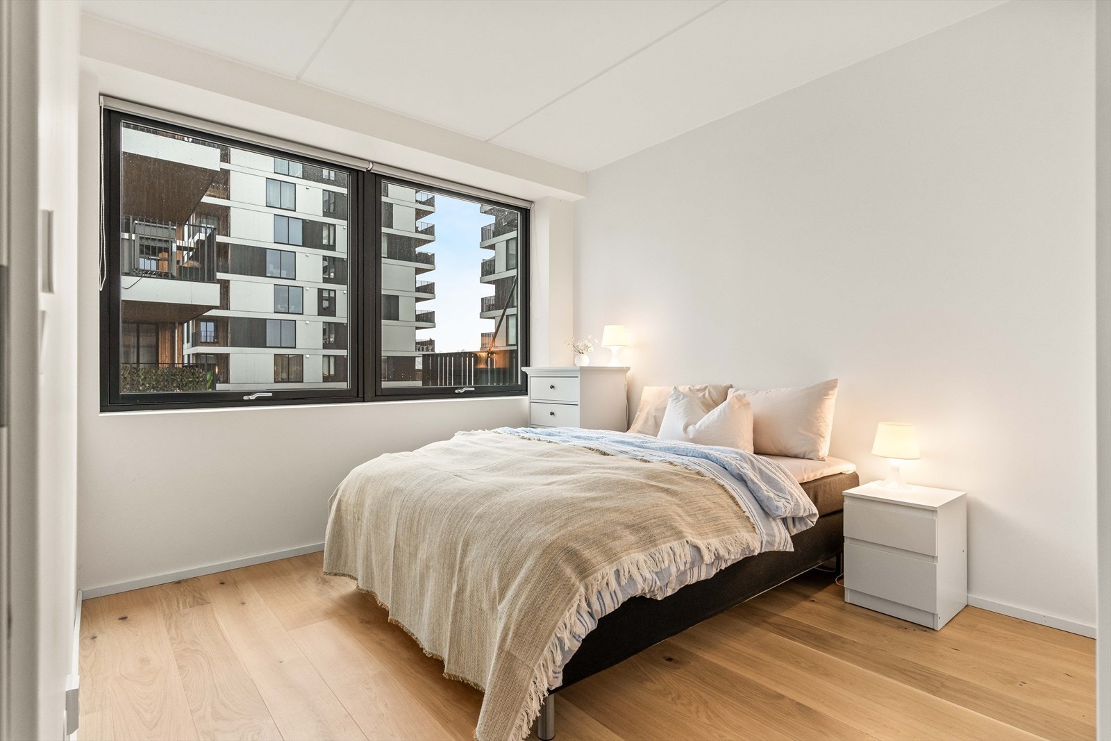 Hovedsoverommet har god plass til dobbeltseng og en romslig garderobeløsning. Galleribilde