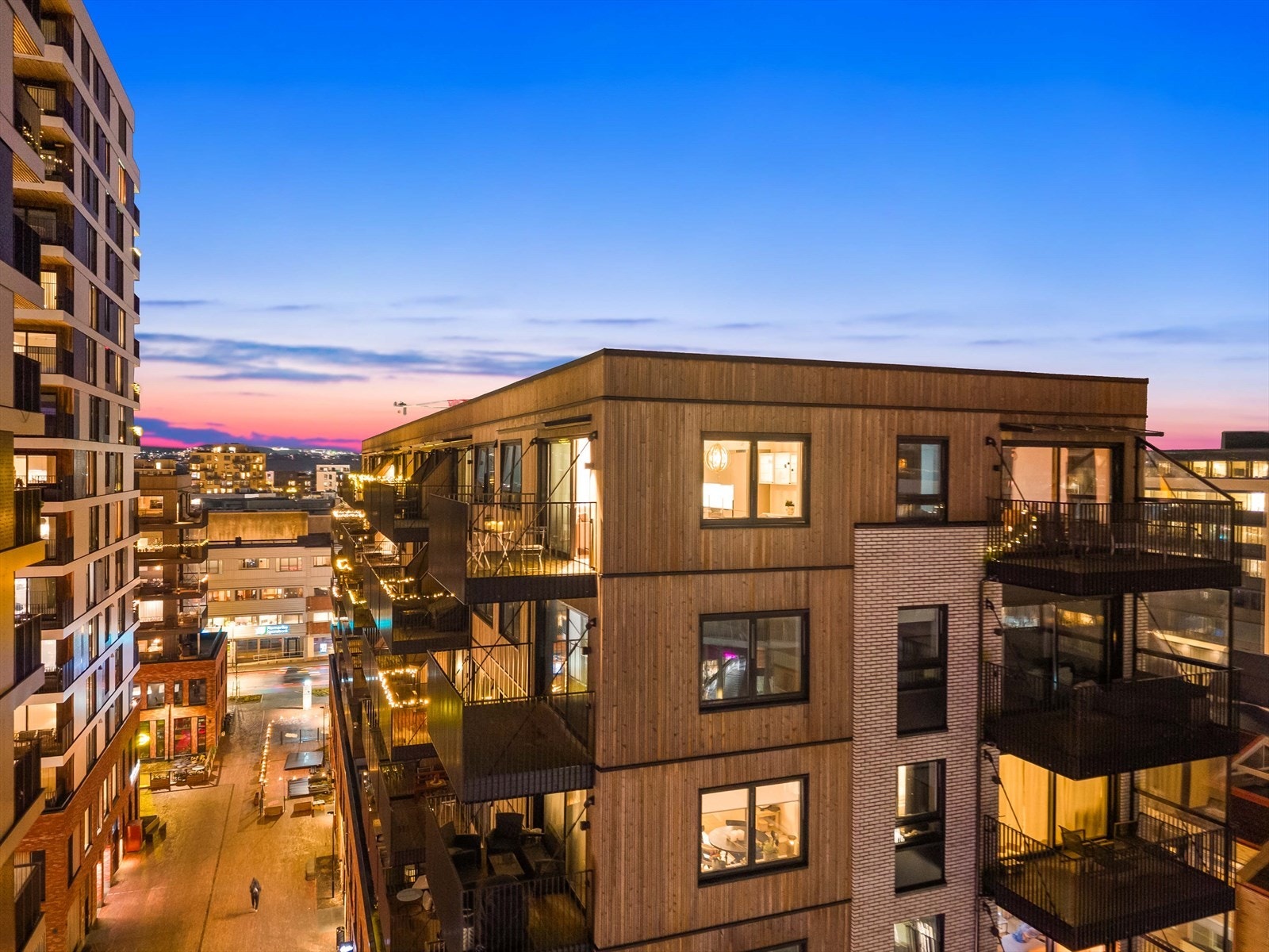 Bygget i Meierikvartalet ble ferdigstilt i 2023 og har en moderne fasade med teglstein og fasadeplater. Galleribilde