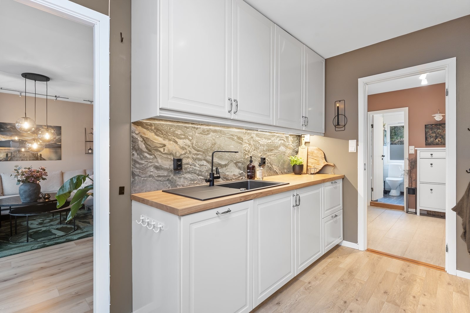 Kjøkken med god benke- og skapplass Galleribilde