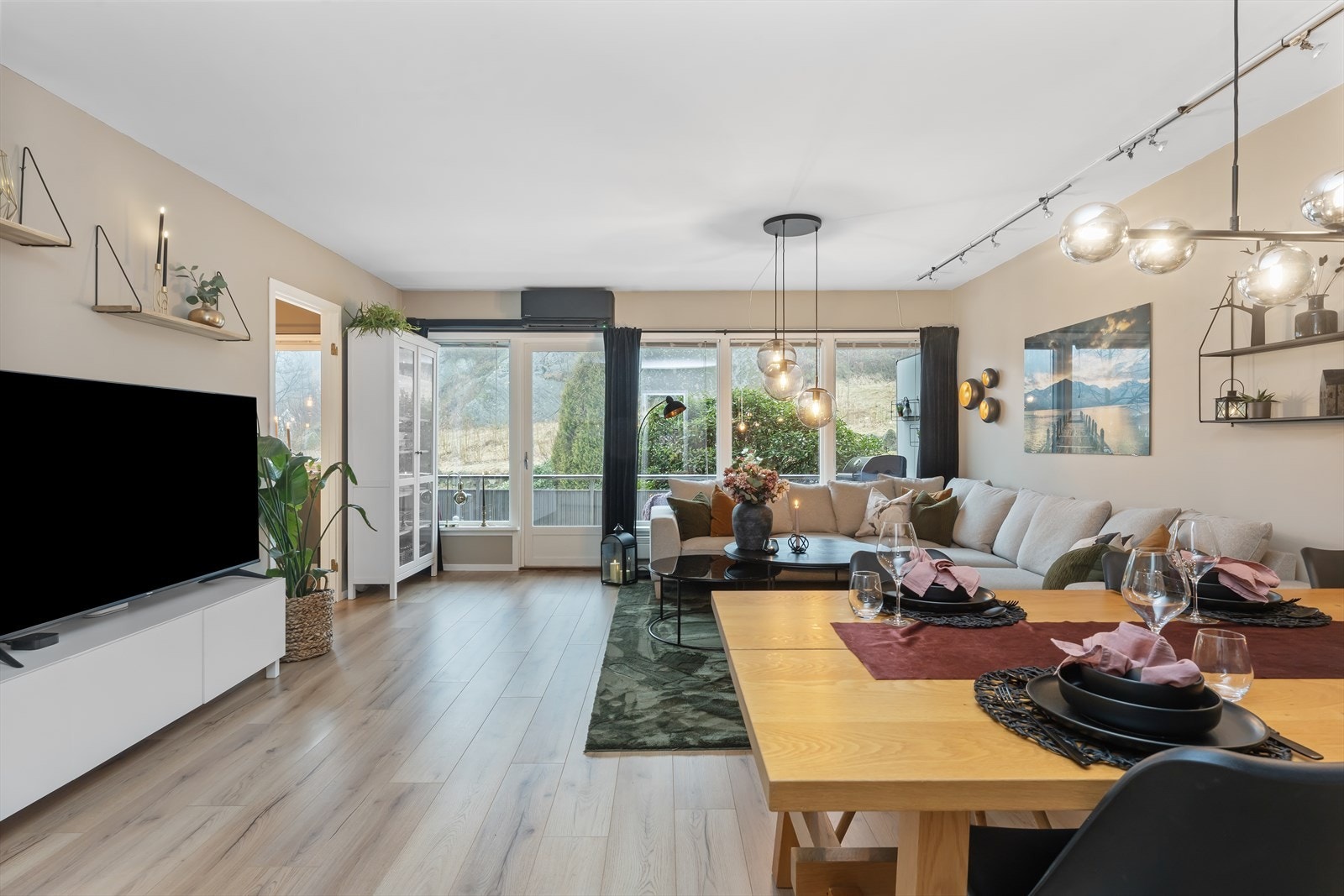 Romslig stue med store vindusflater som gir mye lys Galleribilde