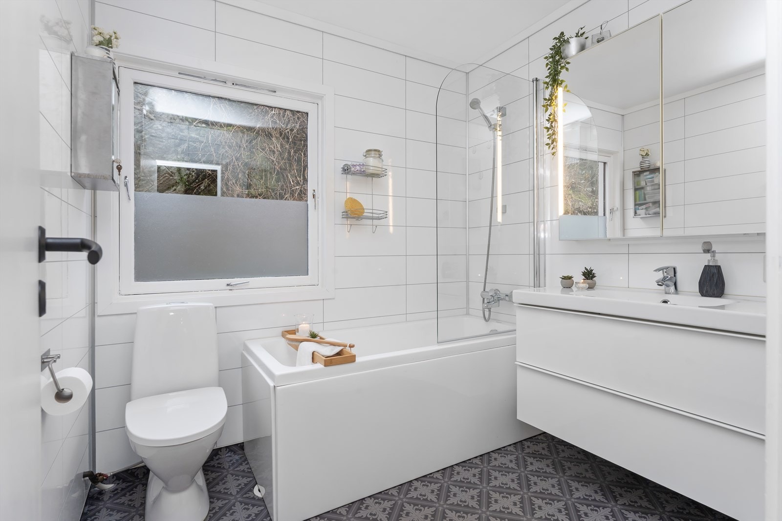 Fint baderom med dusj/badekar, toalett og servant Galleribilde