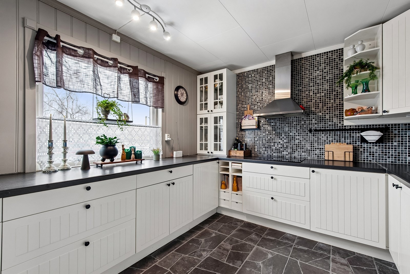 Laminatbenkeplaten gir gode arbeidsflater for matlaging. Galleribilde