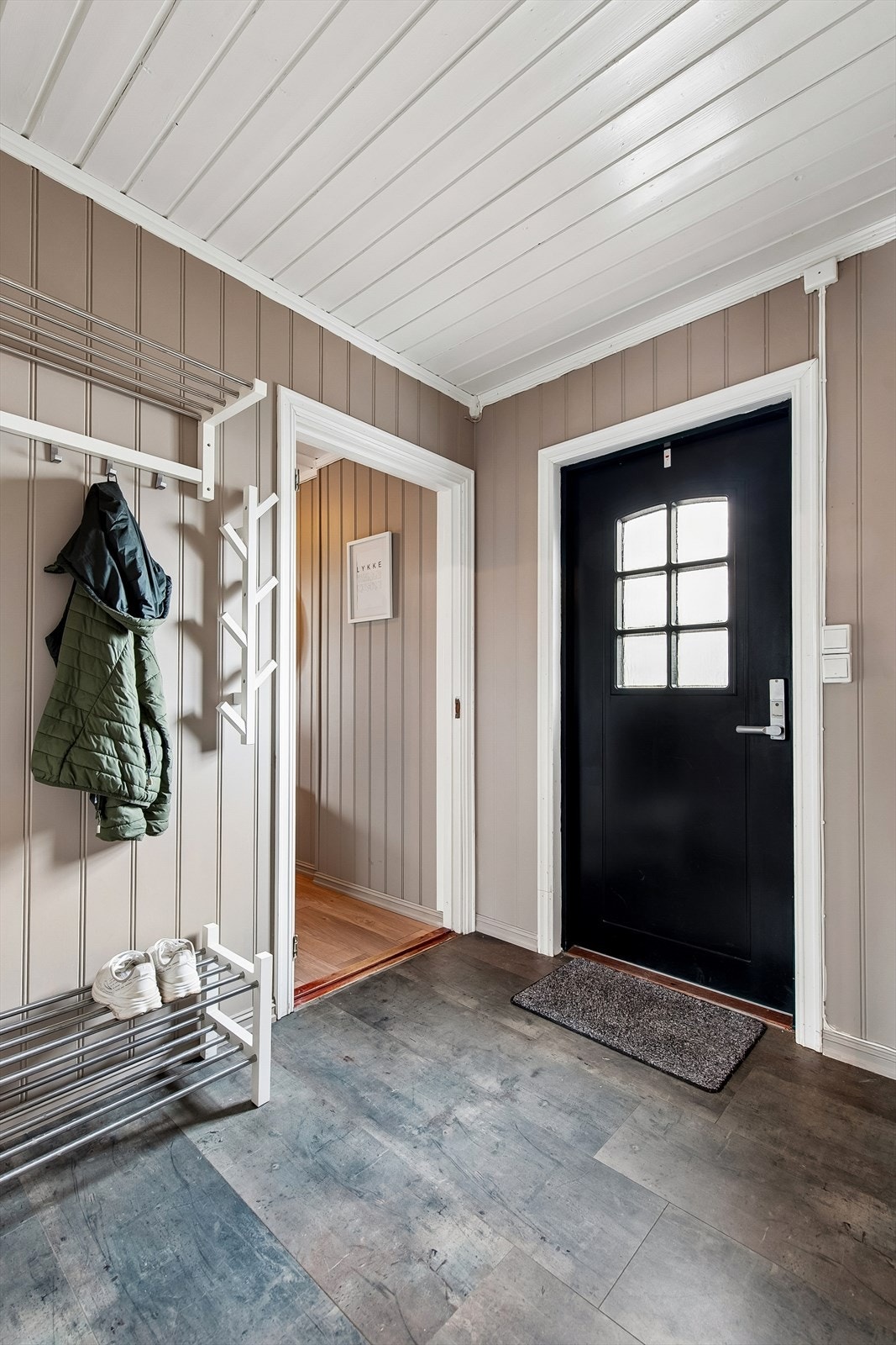 Vindfanget ønsker velkommen med en malt ytterdør med glassfelt fra 2005. Galleribilde