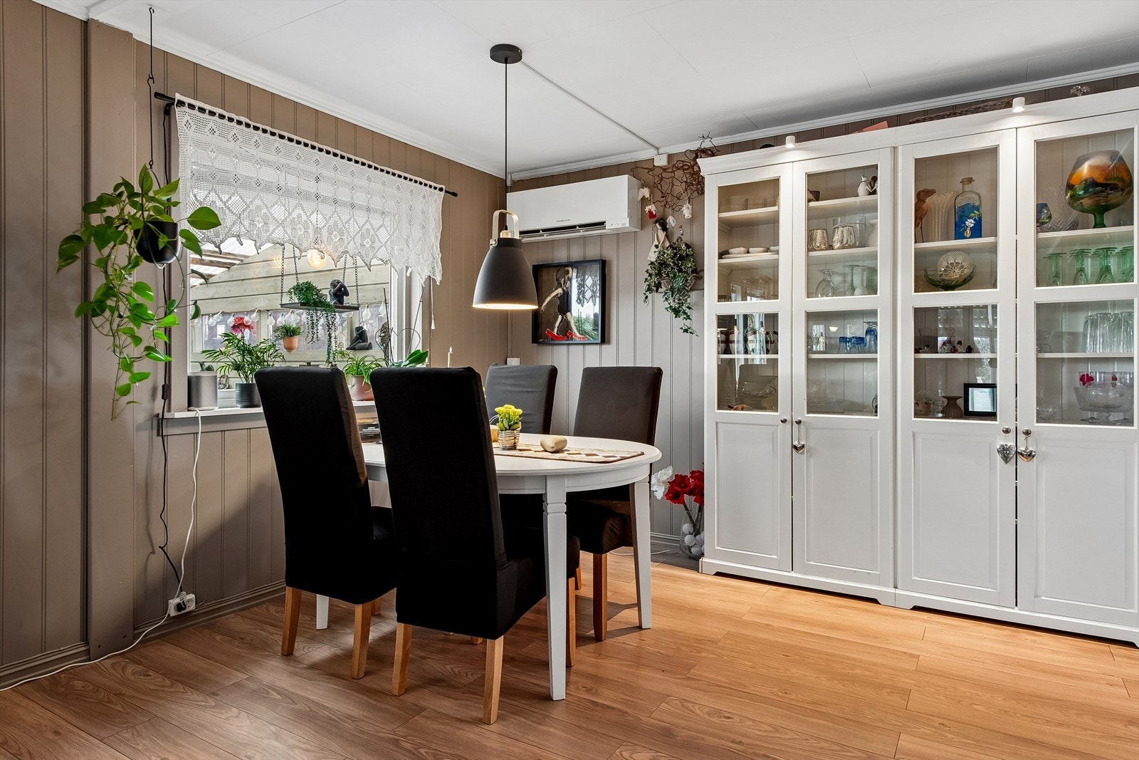 Spiseplassen har en luft-til-luft varmepumpe som gir effektiv oppvarming. Galleribilde