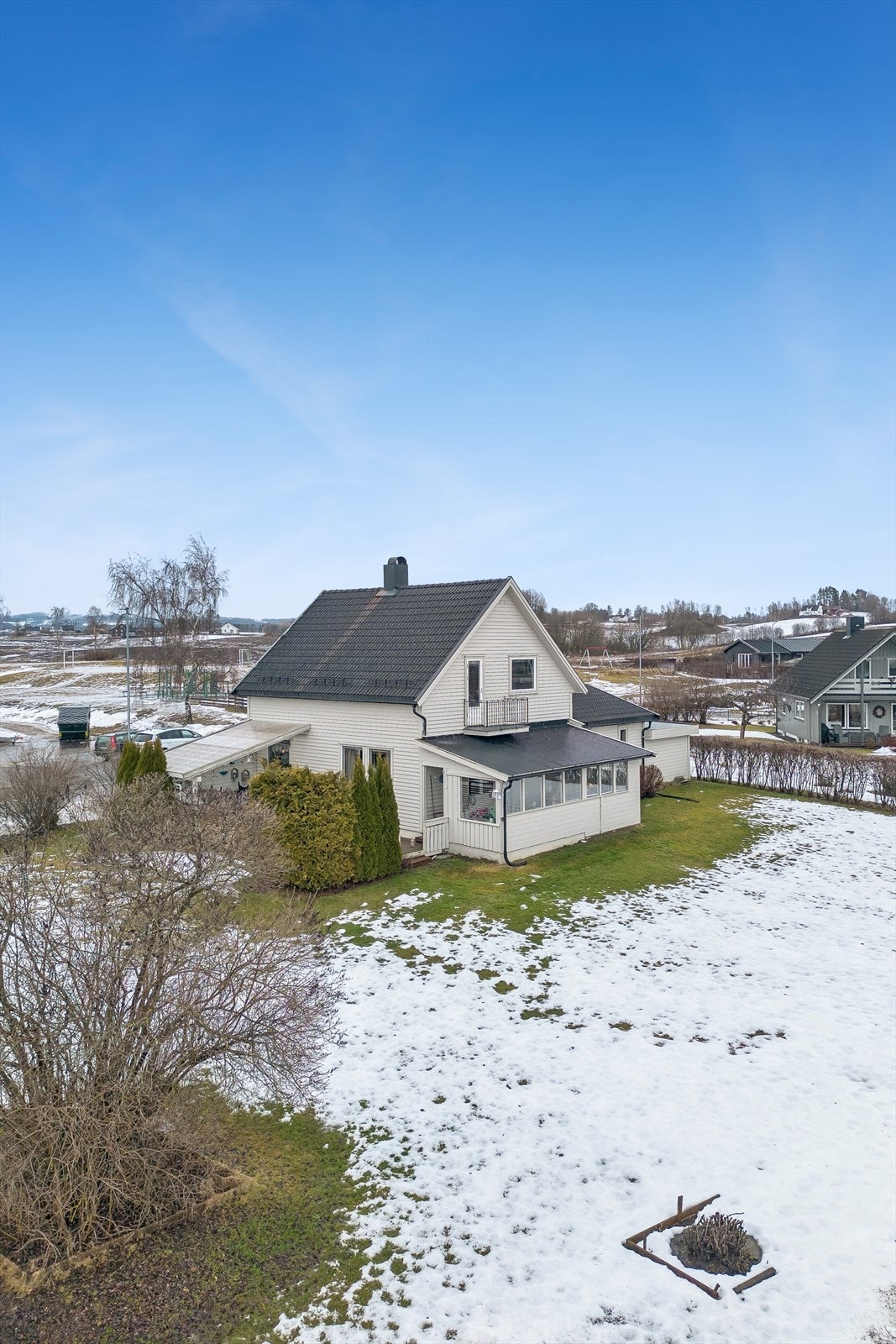 Eiendommen har en opparbeidet tomt med plen og beplantning, samt flere uteplasser. Galleribilde