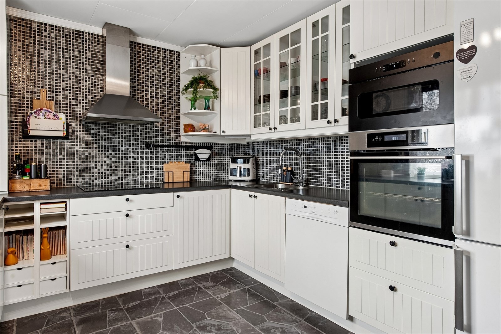 Kjøkkenet er utstyrt med integrert platetopp og komfyr, samt mekanisk avtrekk. Galleribilde