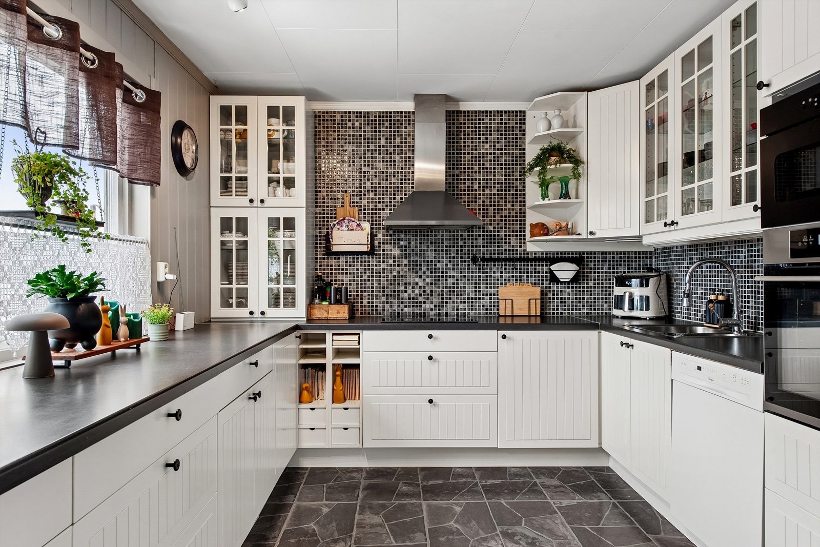 Kjøkkeninnredning fra Ikea (2007) med profilerte fronter og rikelig med skap- og benkeplass. Galleribilde