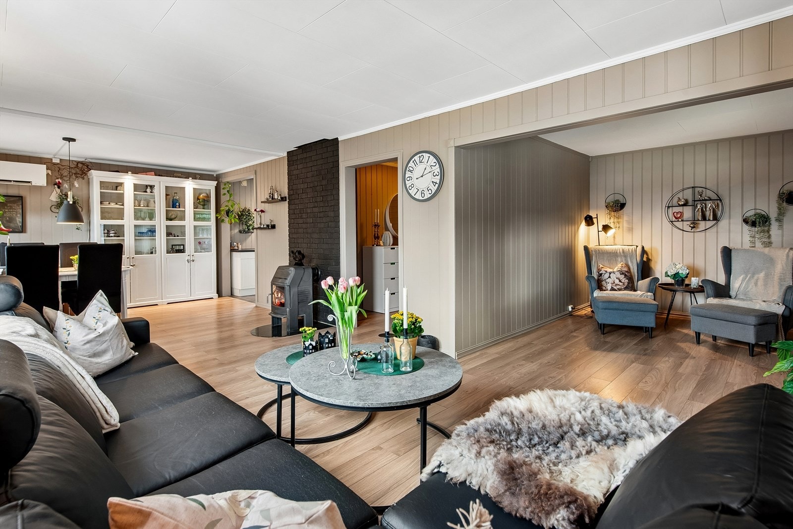 Stuen er romslig og har en åpen løsning med flere soner for sittegrupper og spiseplass. Galleribilde