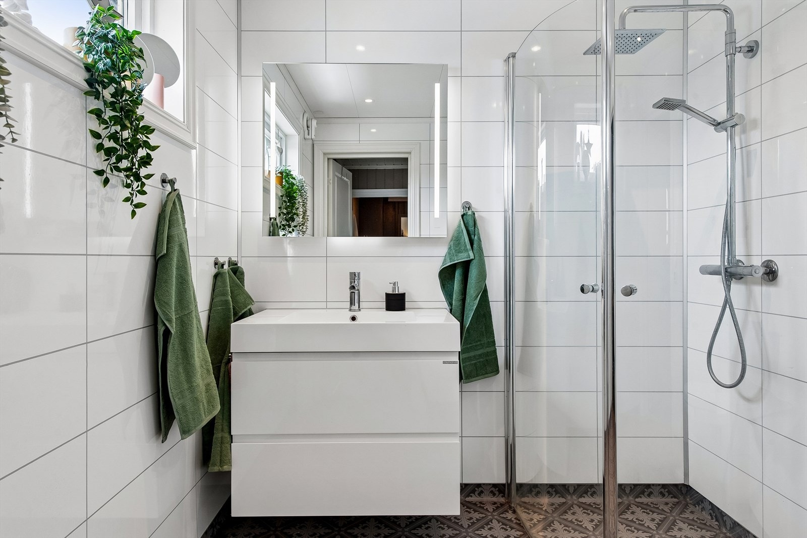 Her er det elektriske varmekabler i gulvet og våtromsplater på veggene. Galleribilde