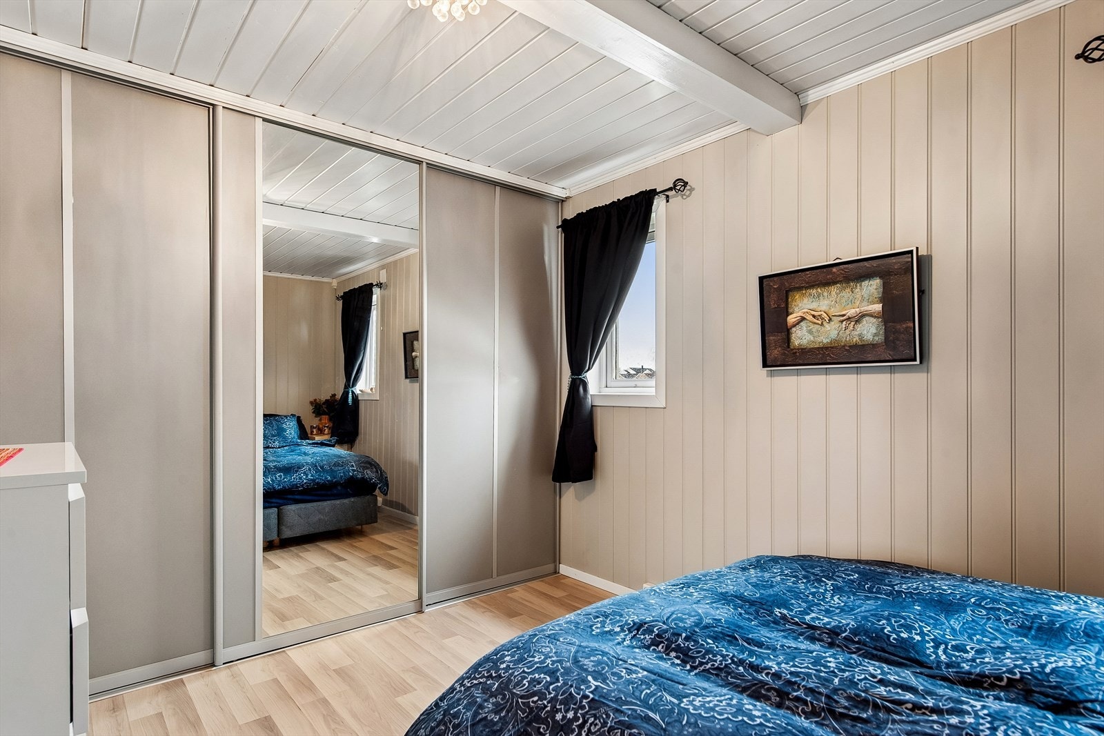 Rommet har god plass til garderobeløsning for oppbevaring. Galleribilde